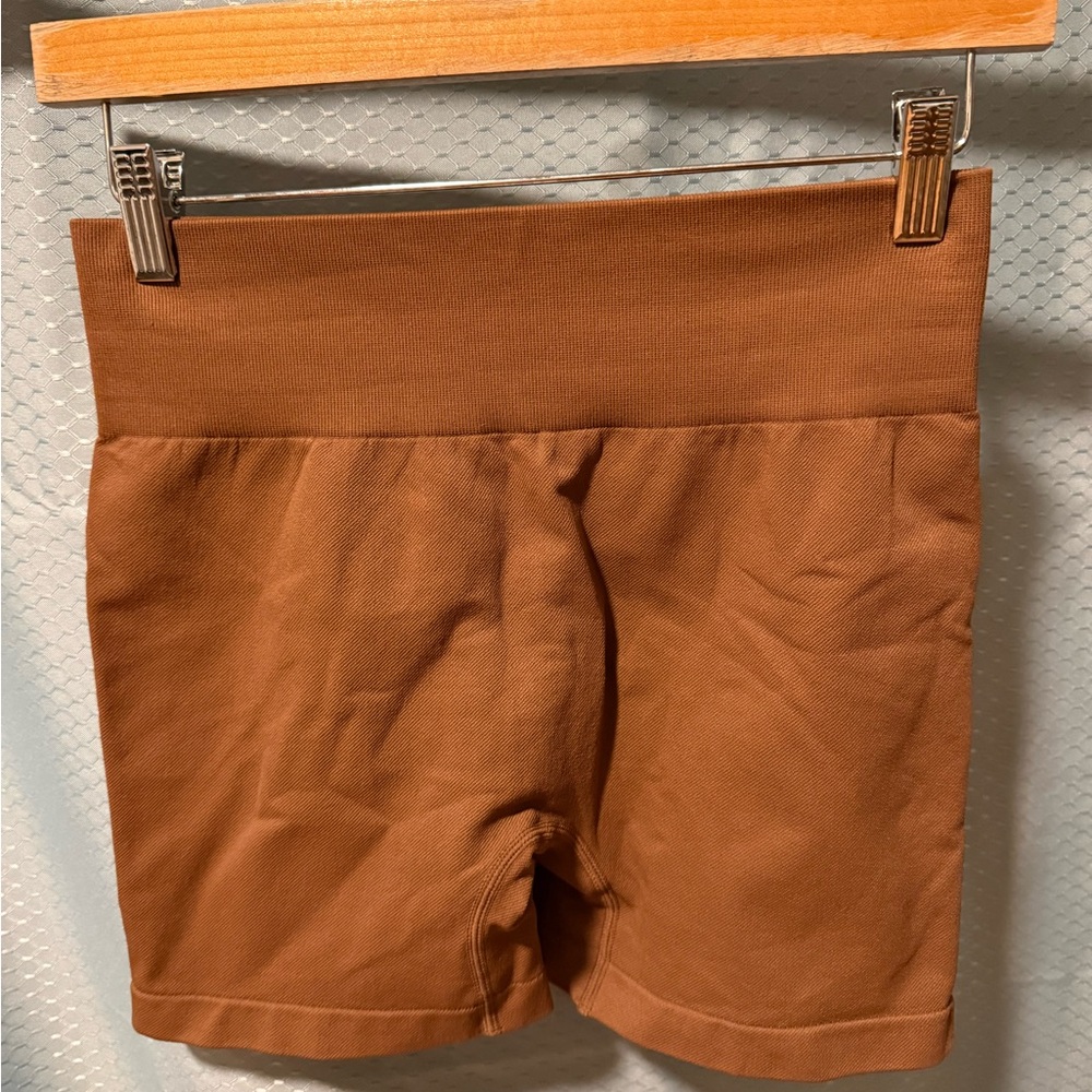 18. OGG NWOT High-Rise Ribbed Waist Bike Shorts size large  — Rust